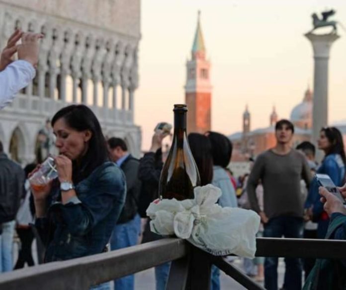 Veneza estuda proibir porte de bebidas alcoólicas nas ruas (Foto: Reprodução)