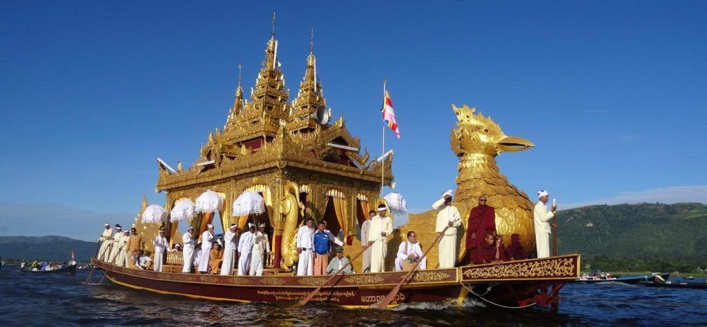 A Barca Real do lago Inle, em forma de uma ave sagrada, chega no vilarejo (Foto: Divulgação)