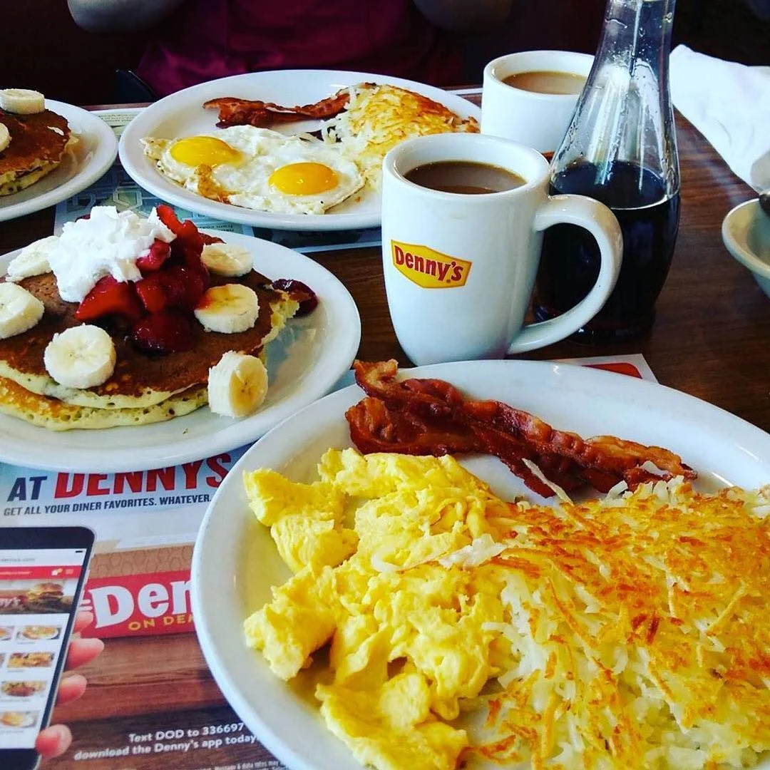 Denny's Dinner: pratos com ovos, bacon e hash browns, e panquecas com morangos, bananas e chocolate (Foto: Reprodução/Instagram) Denny's Dinner: pratos com ovos, bacon e hash browns, e panquecas com morangos, bananas e chocolate (Foto: Reprodução/Instagram)