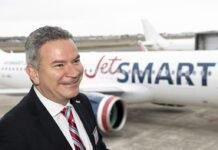 JetSMART inicia voos no Brasil com saídas de Salvador para o Chile Estuardo Ortiz, CEO da JetSMART com o A320 da Airbus (Foto: H. Gousse)