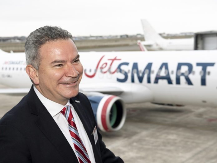 Estuardo Ortiz, CEO da JetSMART com o A320 da Airbus (Foto: H. Gousse)