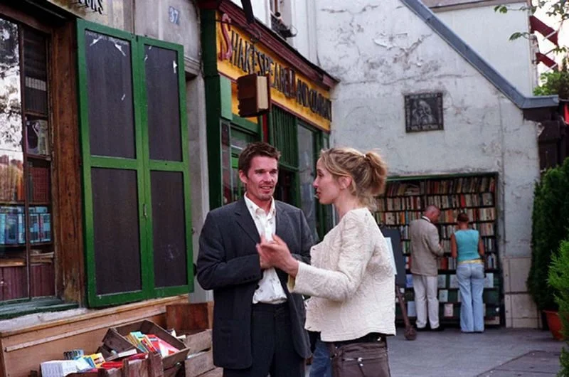 "Antes do Amanhecer": Os personagens Jesse e Celine em frente à livraria Shakespeare & Company em Paris (Foto: Divulgação) "Antes do Amanhecer": Os personagens Jesse e Celine em frente à livraria Shakespeare & Company em Paris (Foto: Divulgação)