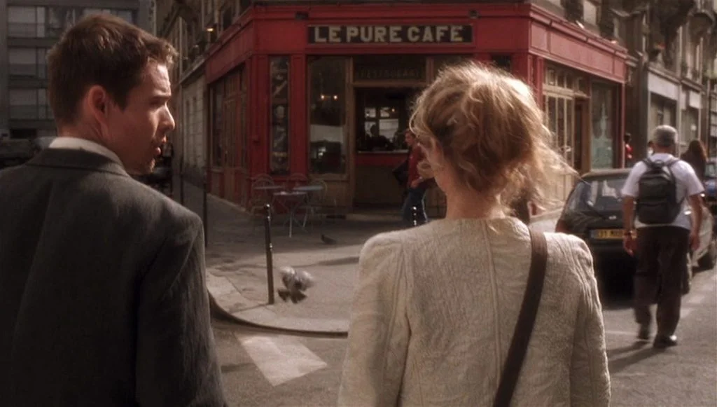Os personagens Jesse e Celine em frente do Le Pure Café em Paris (Foto: Divulgação) Os personagens Jesse e Celine em frente do Le Pure Café em Paris (Foto: Divulgação)