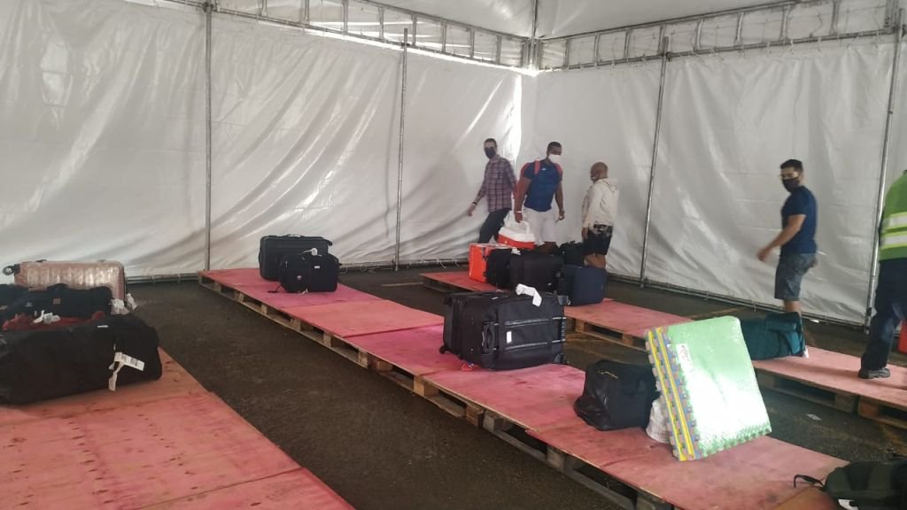 Passageiros pegam as bagagens em tendas temporárias no aeroporto de Fernando de Noronha (Foto: Karol Vieira)
