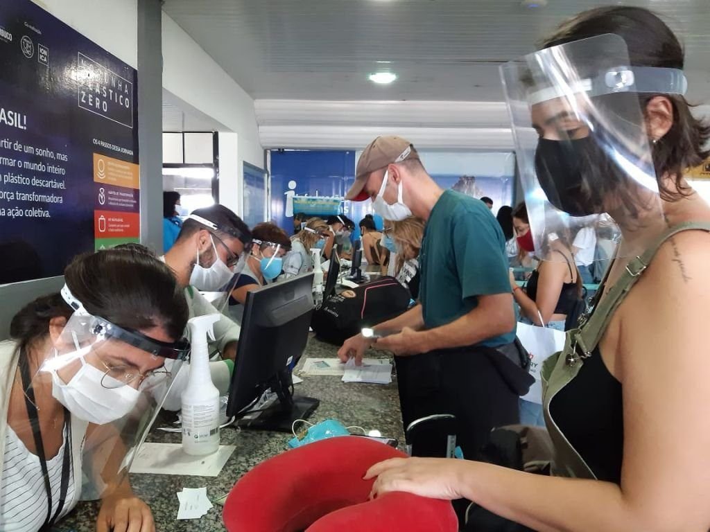 Turistas vindos de 19 estados do país foram recepcionados por equipes da vigilância sanitária da Administração Distrital (Foto: Georgia Kyrillos)