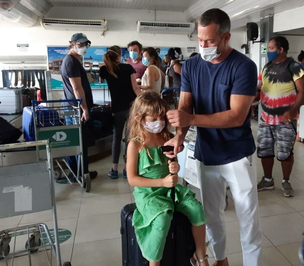 Chegada de dois voos em Fernando de Noronha, das companhias Azul e Gol, trazem visitantes de diversas partes do país (Foto: Georgia Kyrillos)