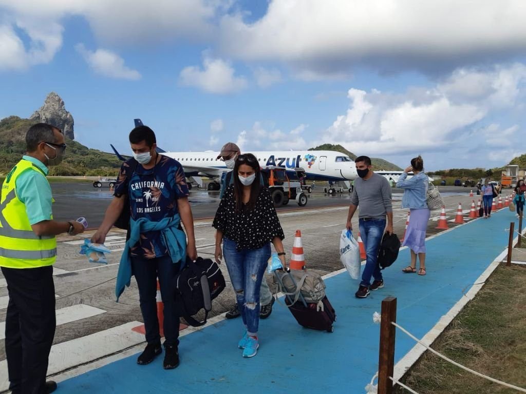 Turistas desembarcando em Fernando de Noronha pela Azul (Foto: Georgia Kyrillos)