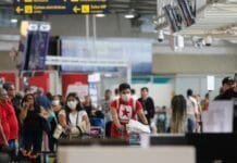 Brasileiros e estrangeiros precisam apresentar teste negativo para Covid para entrar no Brasil Passageiros e funcionários circulam vestindo máscaras contra o novo coronavírus (Covid-19) no Aeroporto Internacional Tom Jobim- Rio Galeão (Fernando Frazão/Agência Brasil)