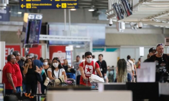 Passageiros e funcionários circulam vestindo máscaras contra o novo coronavírus (Covid-19) no Aeroporto Internacional Tom Jobim- Rio Galeão (Fernando Frazão/Agência Brasil)