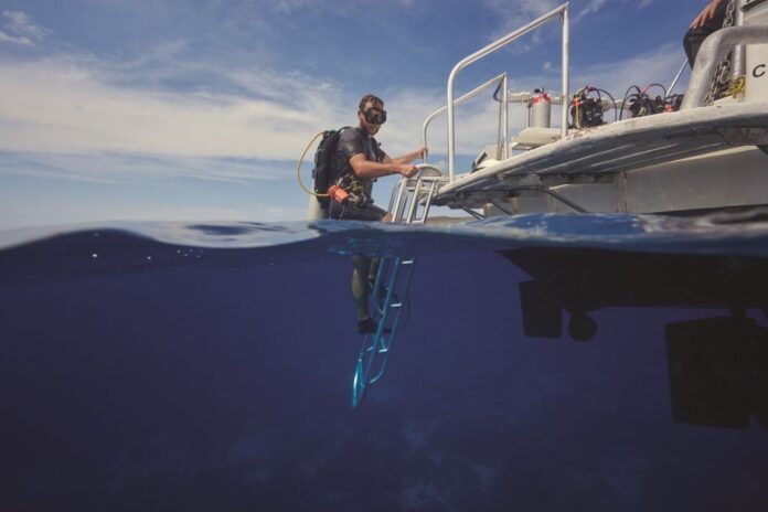 Mergulhador entrando no mar (Foto: Dive Curaçao)