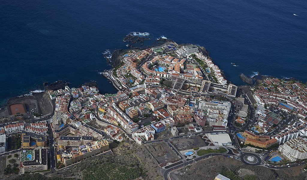Vista aérea da praia Los Gigantes em Tenerife, Espanha (Foto: Wouter Hagens)