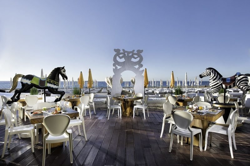 O hotel é dividido em dois edifícios, ambos com vistas deslumbrantes para o Mar Mediterrâneo (Foto: Divulgação)