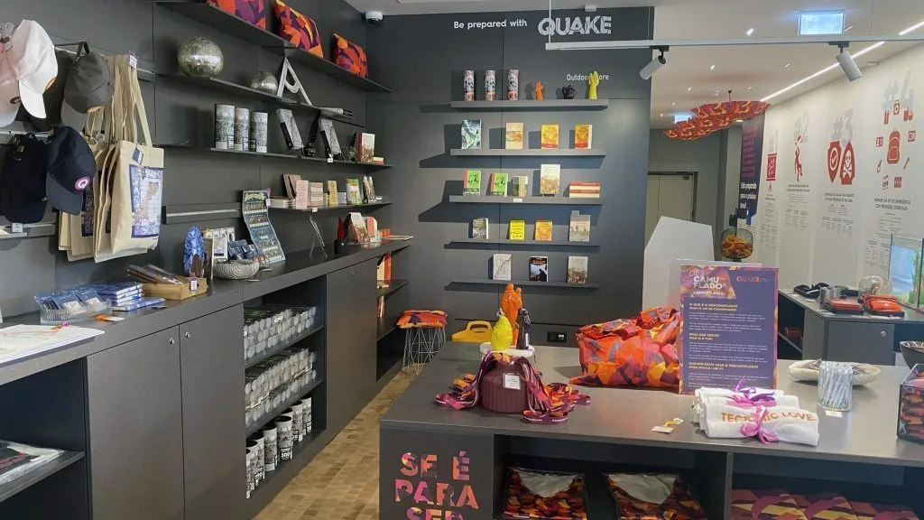 Na saída do percurso você encontra um gift shop com diversos produtos sobre o museu, além de uma cafeteria (Foto: Renata Pacheco/Hipermídia Comunicação) Na saída do percurso você encontra um gift shop com diversos produtos sobre o museu, além de uma cafeteria (Foto: Renata Pacheco/Hipermídia Comunicação)