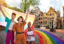 KLM recria poltrona de avião nas cores LGBTQIA+ em ativação na Avenida Paulista