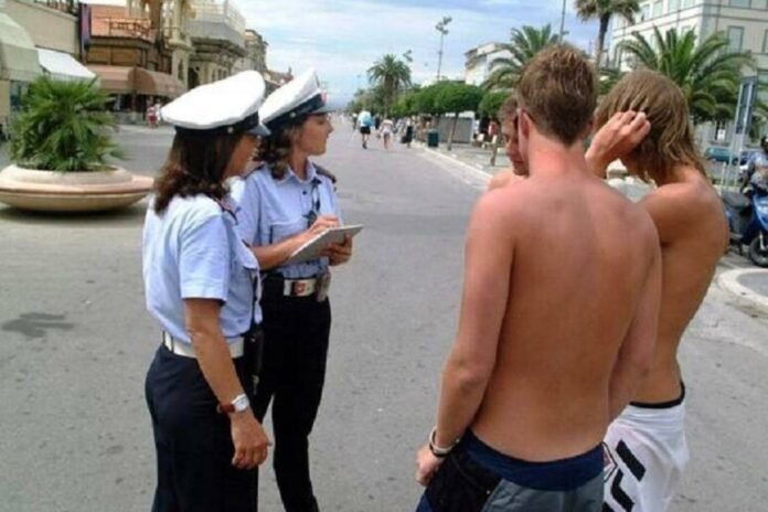 Turistas de Favignana devem evitar trajes de banho em áreas centrais (Foto: ANSA)