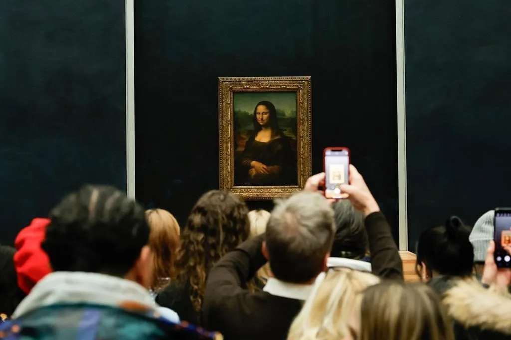 Mona Lisa está exposta no Louvre (Foto: Teresa Suarez/EPA)