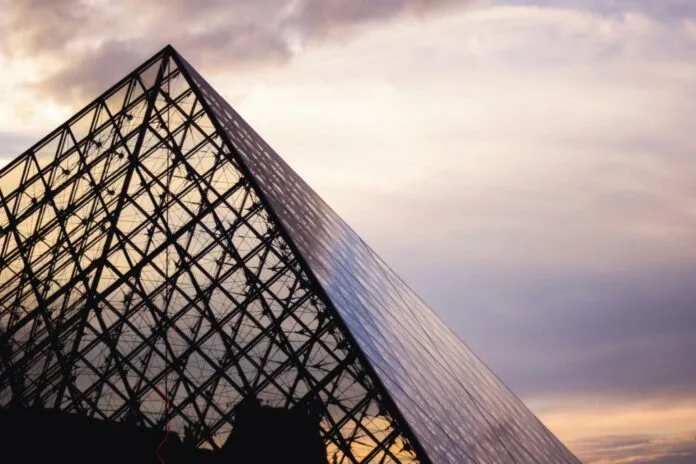 Quatro obras valiosas para descobrir no Museu do Louvre (Foto: BiZkettE1/Freepik)