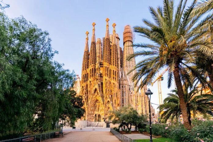 Barcelona vai acabar com aluguel de curta duração para turistas em 2029 (Foto: Alexander Spatari/Getty Images)