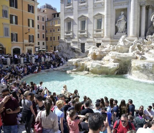 Roma considera restrições no acesso à Fontana di Trevi por excesso de turistas Prefeitura de Roma avalia limitar acesso à Fontana di Trevi para turistas (Foto: ANSA Brasil)