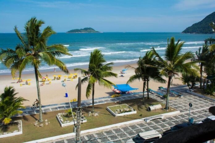 Reconhecimento destaca o compromisso ambiental e turístico da Praia do Tombo, no Guarujá (Foto: Divulgação)