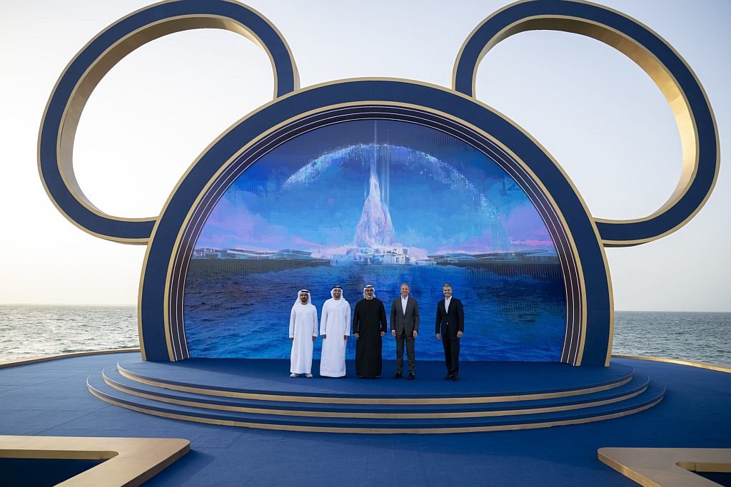 Na imagem: líderes da Miral, Disney e o príncipe herdeiro de Abu Dhabi durante o anúncio do novo resort em Yas Island (Foto: Divulgação) Na imagem: líderes da Miral, Disney e o príncipe herdeiro de Abu Dhabi durante o anúncio do novo resort em Yas Island (Foto: Divulgação)