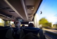 Pesquisa aponta redes sociais e séries como passatempo no ônibus (Foto: Trond Abrahamsen/Pixabay)