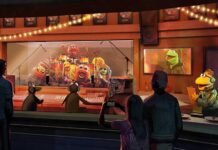 ‘Rock ’n’ Roller Coaster Starring The Muppets’ estreia em maio Visitantes percorrem a fila temática com estúdio de gravação e personagens dos Muppets na nova atração do Disney’s Hollywood Studios (Foto: Divulgação)