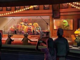 Visitantes percorrem a fila temática com estúdio de gravação e personagens dos Muppets na nova atração do Disney’s Hollywood Studios (Foto: Divulgação)