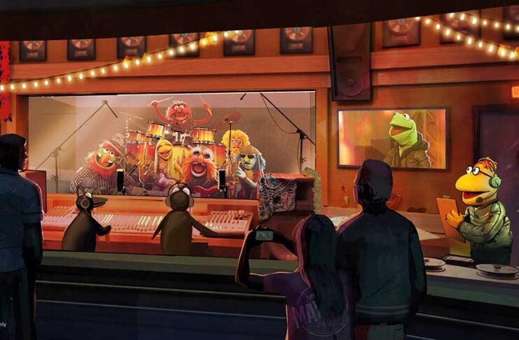 Visitantes percorrem a fila temática com estúdio de gravação e personagens dos Muppets na nova atração do Disney’s Hollywood Studios (Foto: Divulgação)