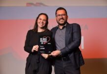 LATAM é eleita a companhia aérea mais amada de São Paulo Mariana Karrer, Head de Marketing, e Mauro Barreto, Consultor de Comunicação da LATAM Brasil recebendo o prêmio de companhia aérea mais amada de São Paulo (Foto: Divulgação/LATAM)