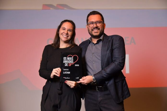 Mariana Karrer, Head de Marketing, e Mauro Barreto, Consultor de Comunicação da LATAM Brasil recebendo o prêmio de companhia aérea mais amada de São Paulo (Foto: Divulgação/LATAM) Mariana Karrer, Head de Marketing, e Mauro Barreto, Consultor de Comunicação da LATAM Brasil recebendo o prêmio de companhia aérea mais amada de São Paulo (Foto: Divulgação/LATAM)