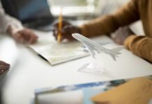 Conheça os 5 direitos de passageiros aéreos mais violados no Brasil Passageiros enfrentam violações de direitos em viagens aéreas (Foto: Freepik)