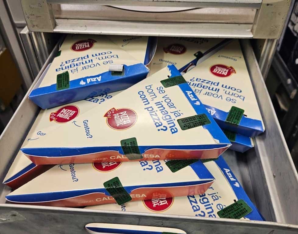 Azul e Pizza Prime ampliam parceria com 75 mil fatias servidas a bordo (Foto: Divulgação/Azul) Azul e Pizza Prime ampliam parceria com 75 mil fatias servidas a bordo (Foto: Divulgação/Azul)