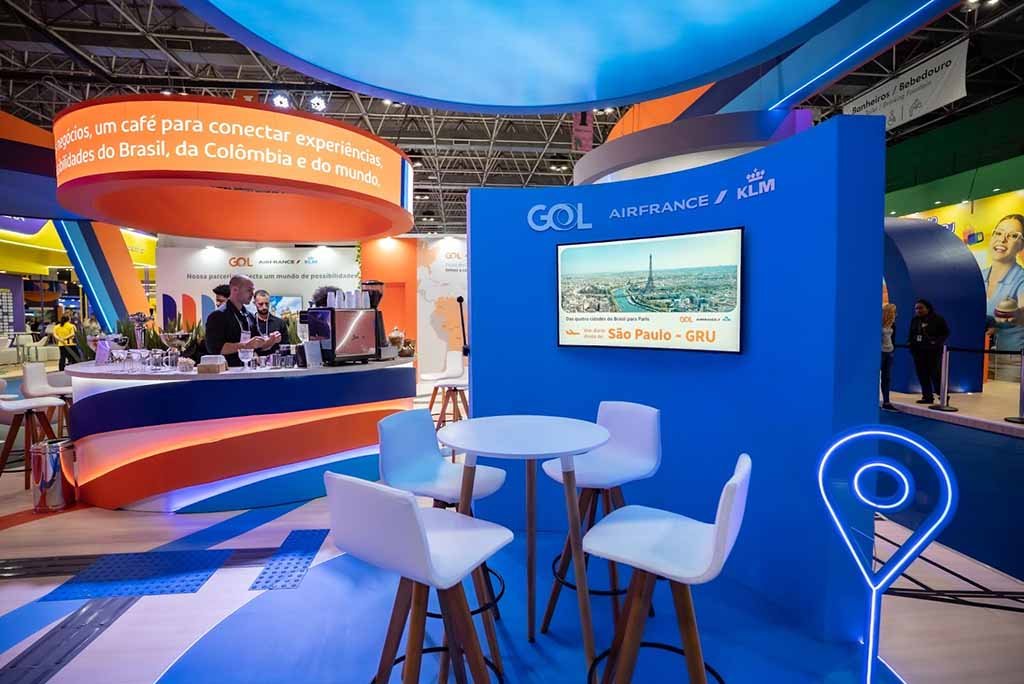 À dir., espaço para convivência e reunião no estande da GOL com o Grupo Air France-KLM na ABAV Expo; e, ao fundo, o bar-café, ponto central do estande (Foto: Victor Erlacher Espindula/Divulgação GOL) À dir., espaço para convivência e reunião no estande da GOL com o Grupo Air France-KLM na ABAV Expo; e, ao fundo, o bar-café, ponto central do estande (Foto: Victor Erlacher Espindula/Divulgação GOL)