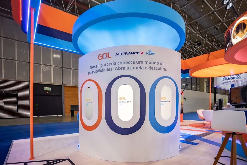A parede com três janelas convida os visitantes da ABAV Expo a descobrirem - de maneira interativa - destinos encantadores e as conexões que permitem chegar até eles (Foto: Victor Erlacher Espindula/Foto Divulgação GOL) A parede com três janelas convida os visitantes da ABAV Expo a descobrirem - de maneira interativa - destinos encantadores e as conexões que permitem chegar até eles (Foto: Victor Erlacher Espindula/Foto Divulgação GOL)