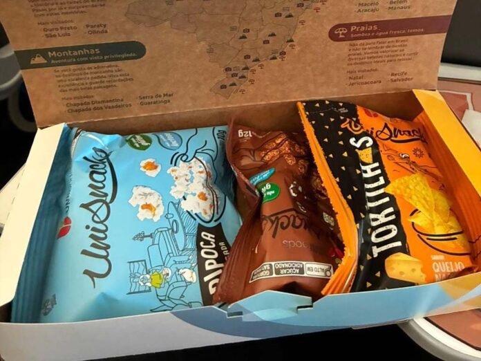 Passageiros foram surpreendidos no voo e receberam um serviço de bordo exclusivos com produtos em homenagem ao caipirinha mais famoso do Brasil (Foto: Divulgação/GOL) Passageiros foram surpreendidos no voo e receberam um serviço de bordo exclusivos com produtos em homenagem ao caipirinha mais famoso do Brasil (Foto: Divulgação/GOL)