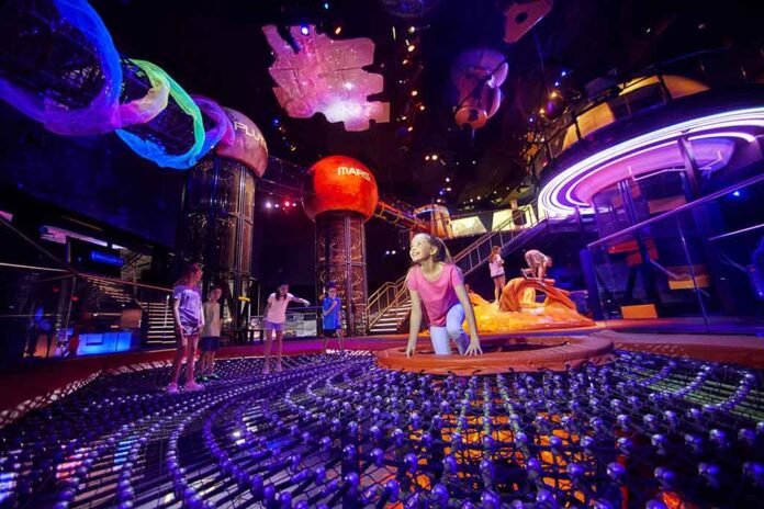 Flórida: crianças exploram o espaço no Kennedy Space Center (Foto: Divulgação)