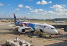 LATAM opera primeiro voo temático de ‘Harry Potter’ para Orlando Voo temático de ‘Harry Potter’ marca aliança entre LATAM e Warner (Foto: Estúdio Ondina /LATAM)