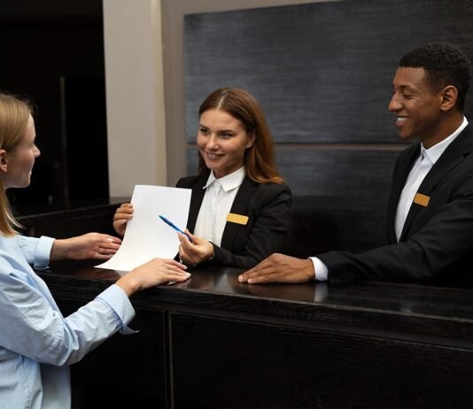 Novas regras de check-in e check-out passam a valer nos hotéis Novas regras de check-in e check-out passam a valer nos hotéis (Foto: Freepik)