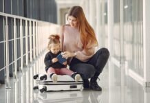 Saiba quais documentos crianças precisam para viajar no Brasil Viagem com crianças exige atenção às regras de documentação (Foto: Freepik)