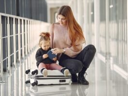 Viagem com crianças exige atenção às regras de documentação (Foto: Freepik)