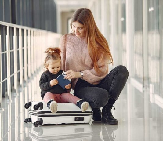 Saiba quais documentos crianças precisam para viajar no Brasil Viagem com crianças exige atenção às regras de documentação (Foto: Freepik)