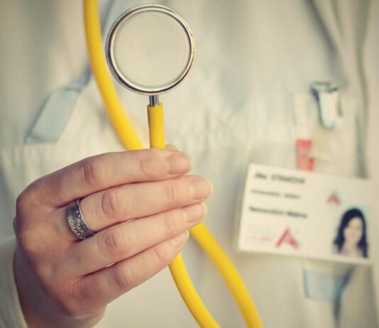 Vistos para brasileiros nos EUA têm alta na área da saúde Saúde lidera vistos para brasileiros nos EUA, aponta estudo (Foto: Freepik)