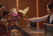 Ficha digital de hóspedes passa a ser obrigatória no Brasil Check-in digital será obrigatório em hotéis a partir de segunda (Foto: Reprodução/YouTube)