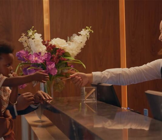 Ficha digital de hóspedes passa a ser obrigatória no Brasil Check-in digital será obrigatório em hotéis a partir de segunda (Foto: Reprodução/YouTube)