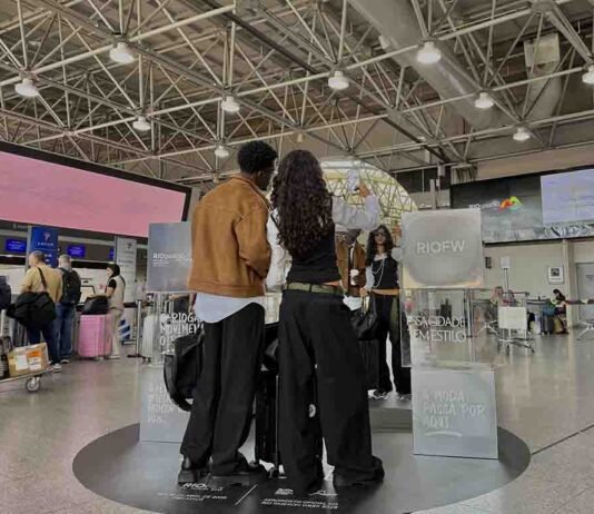 Rio Fashion Week 2026 ocupa o RIOgaleão com ativações RIOgaleão recebe Rio Fashion Week 2026 no terminal doméstico (Foto: Divulgação)