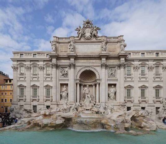 Fontana di Trevi recebe 220 mil visitantes pagantes em Roma Fontana di Trevi arrecadou mais de 435 mil euros no primeiro mês da cobrança de ingresso (Foto: Divulgação)