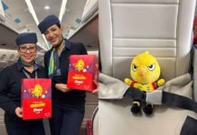 Azul e iFood fazem ação com Canarinhos em voos no Brasil Azul e iFood distribuíram 300 pelúcias em voos para MG e PR (Fotos: Divulgação/Azul)