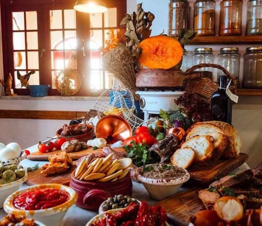 Ftira, pastizzi e ħobż marcam culinária tradicional de Malta Sabores de Malta destacam tradição e comida de rua nas ilhas (Foto: VisitMalta)