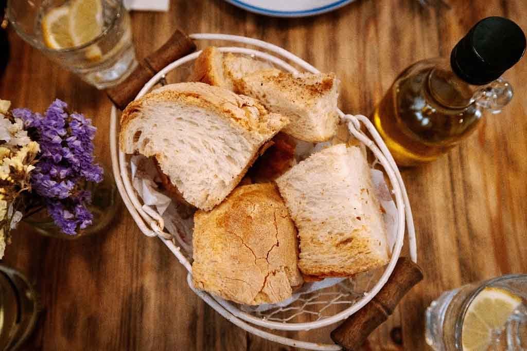 Pão maltês ħobż é consumido com azeite, tomate e sal marinho (Foto: VisitMalta) Pão maltês ħobż é consumido com azeite, tomate e sal marinho (Foto: VisitMalta)